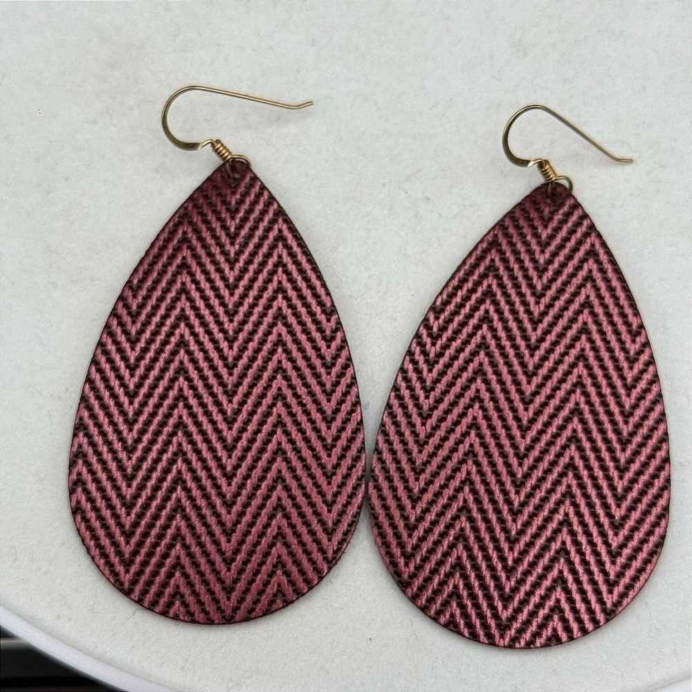 Vintage VTG Textured Merlot Lines Dyed Leather Gold-Tone Tear-Drop Dangle Hook